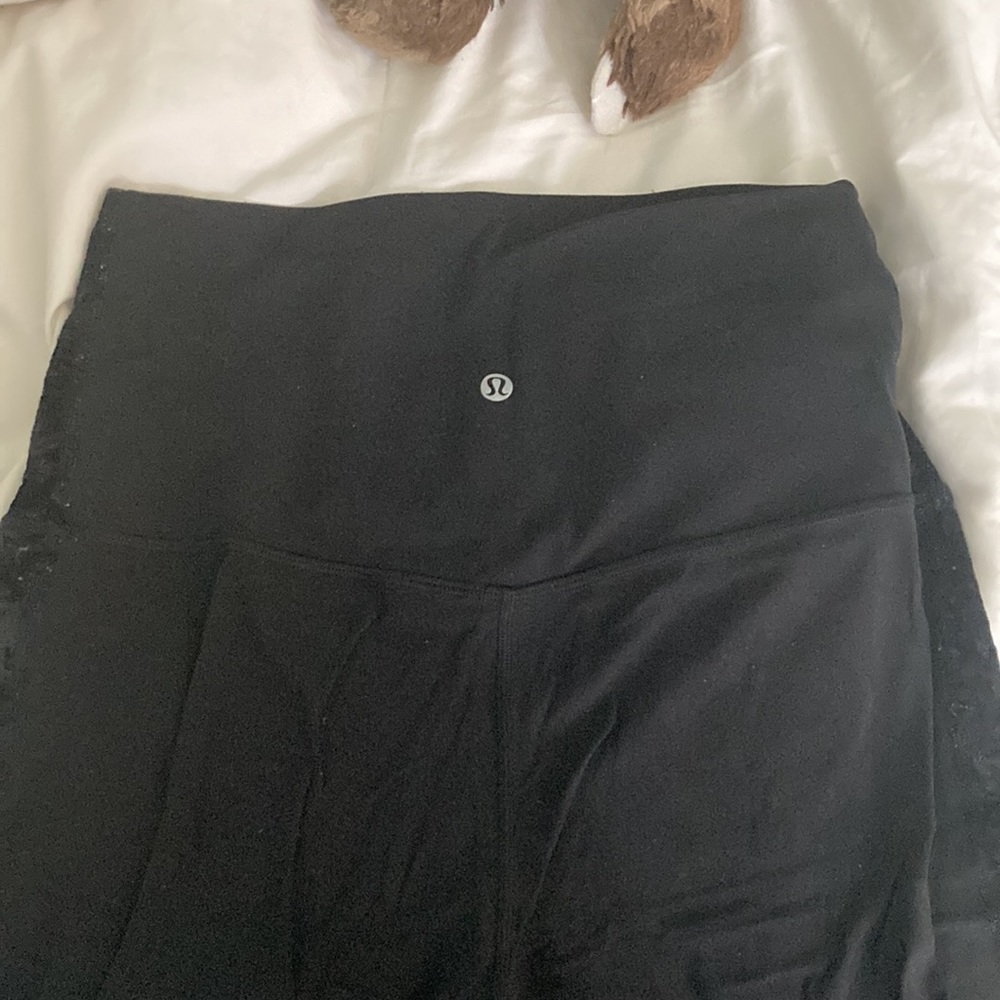 Black Lululemon Cropped Leggings (Velvet Sides)
